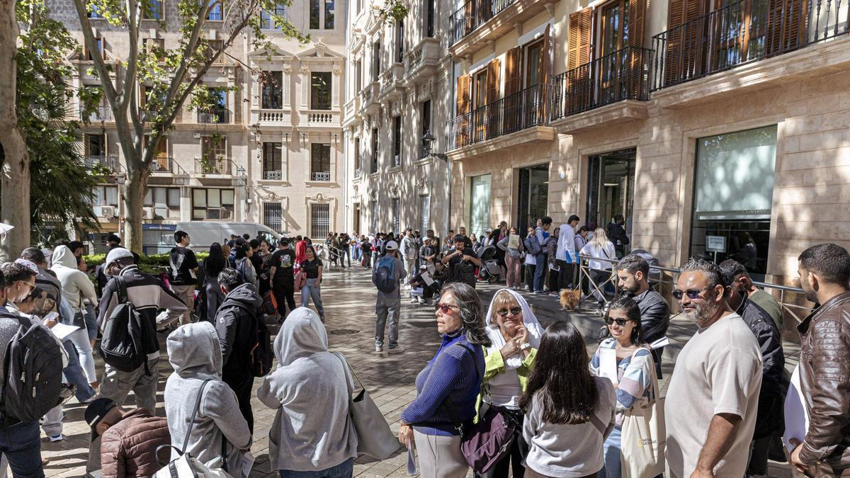 Colas ante la OAC de la plaza Santa Eulàlia.