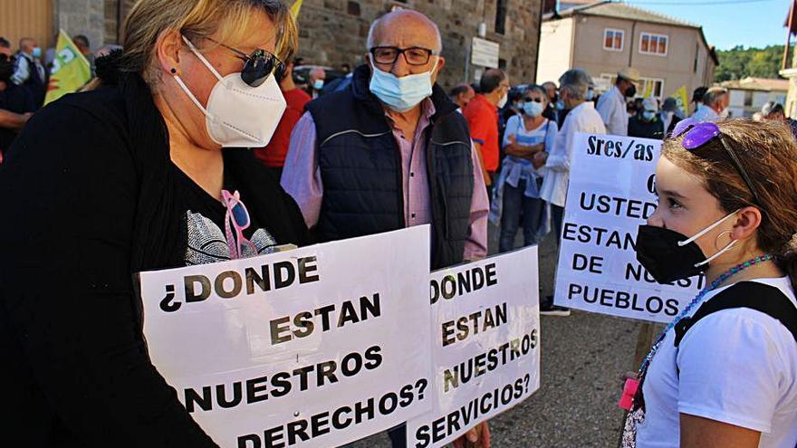 La Carballeda se planta por su derecho a la atención médica digna