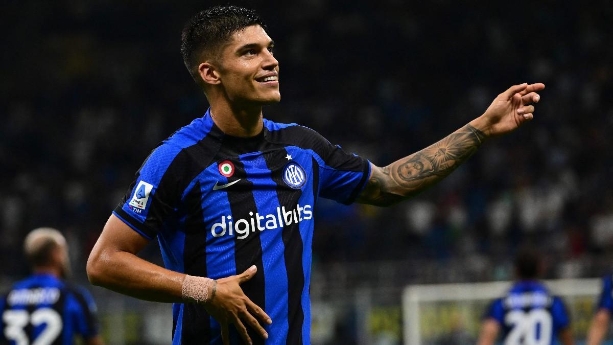 Joaquín Correa celebrando su gol ante el Cremonese