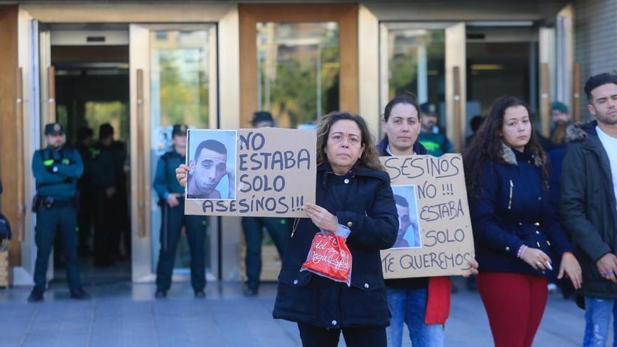 Detenidos cuatro familiares de Maikel Navarro por intentar agredir al acusado en el juicio