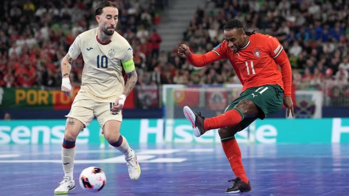 Pany Varela chuta ante el capitán Mario Rivillos