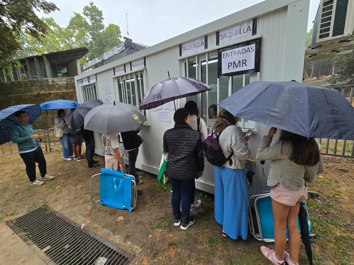 Concierto de Viva Suecia: la lluvia no desanima a los fans, que guardan cola en Castrelos Concierto de Viva Suecia: la lluvia no desanima a los fans, que guardan cola en Castrelos