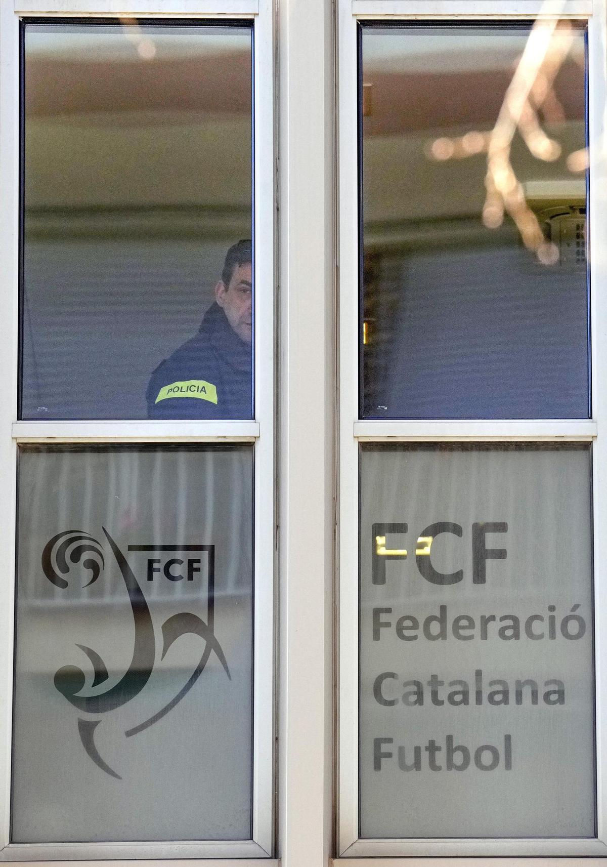 Los Mossos registran la Federació Catalana de Futbol