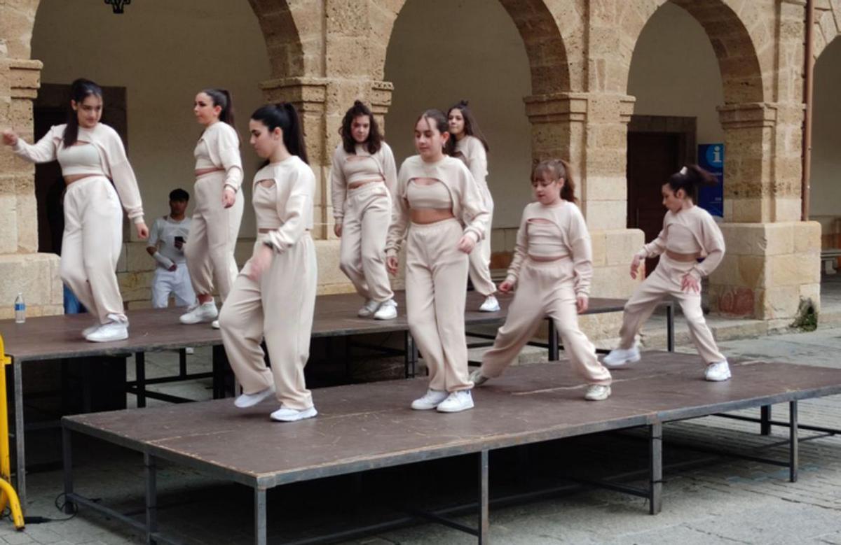 Los disfraces de Carnaval llenan de alegría la Plaza Mayor, en la fiesta infantil que ofrece bailes y pintacaras