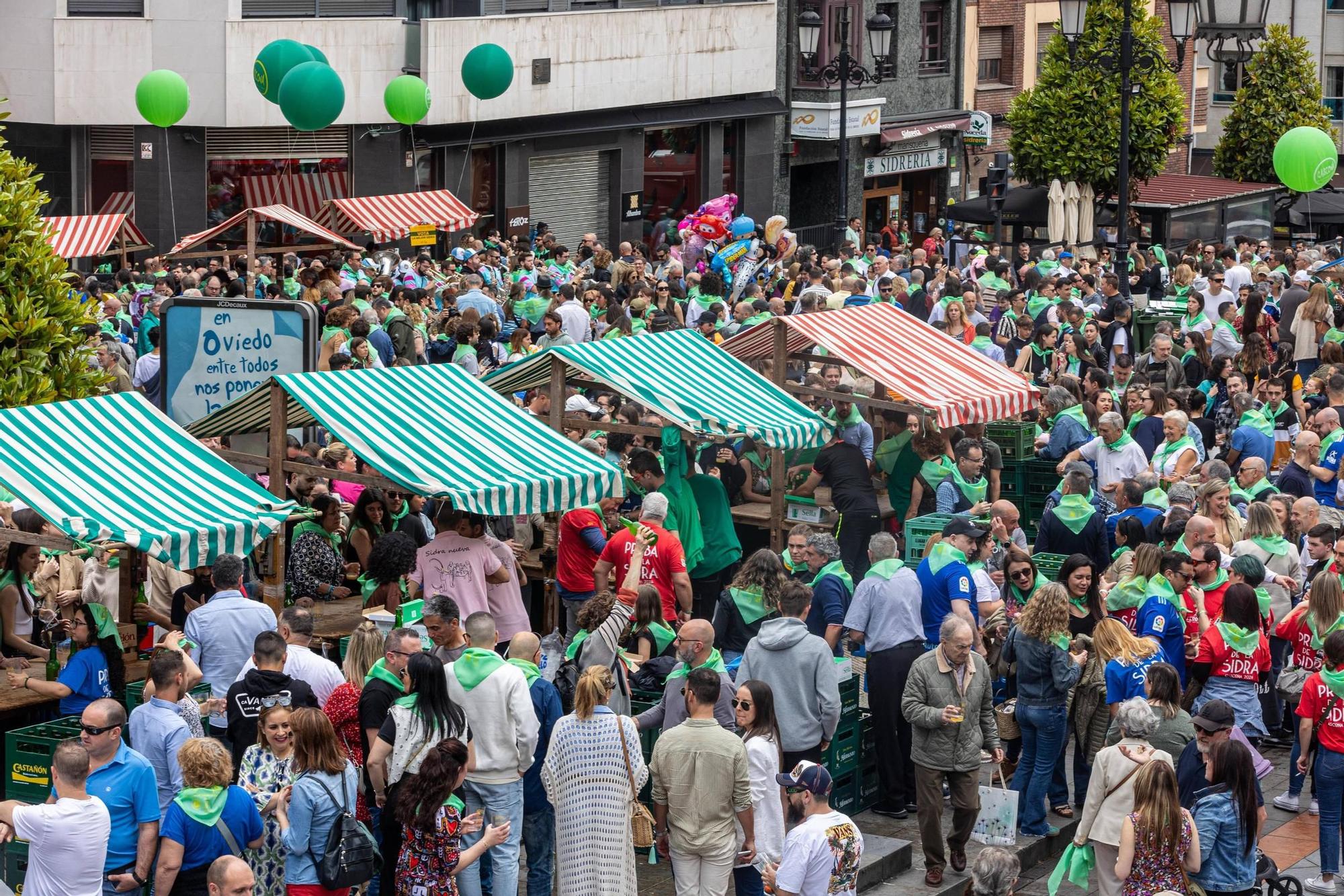 EN IMÁGENES: El buen tiempo y el oviedismo maridan una preba de la sidra multitudinaria en Gascona