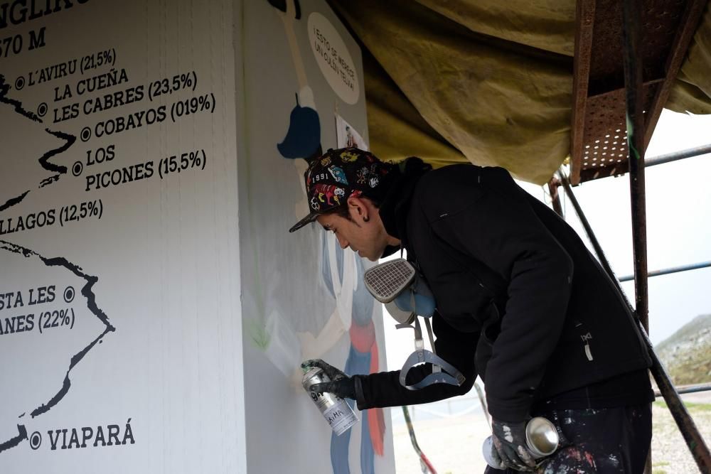 Trabajo de pintura en el monolito de la cima Angli