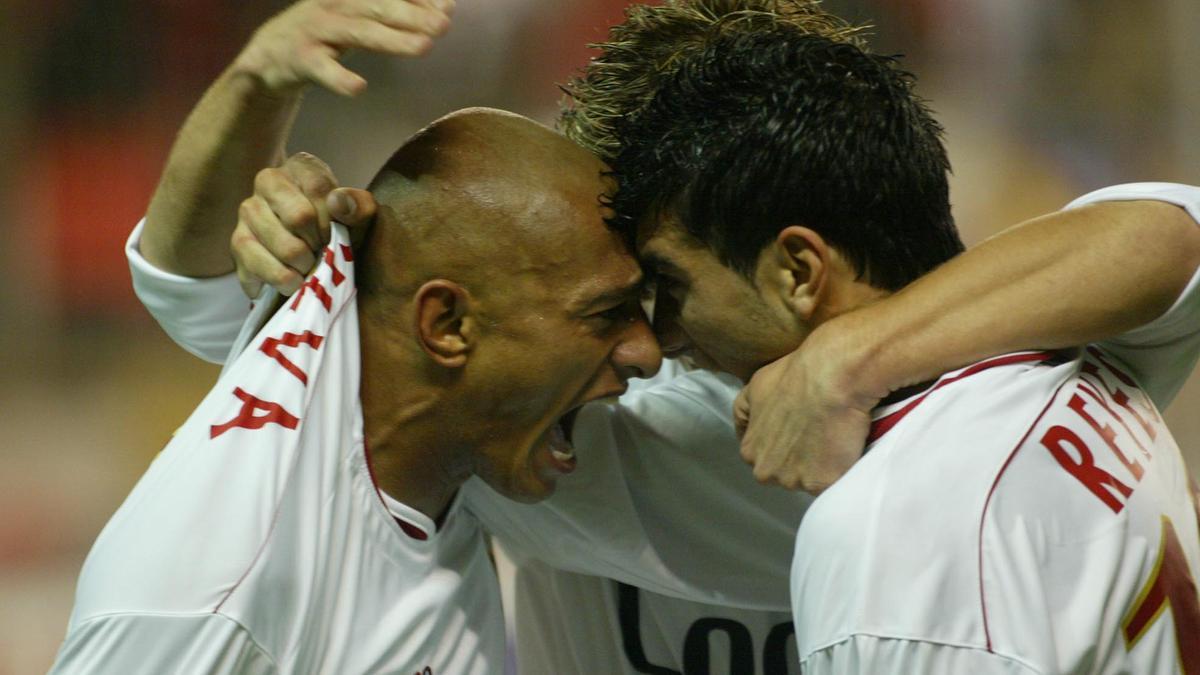 Darío Silva celebra con Reyes uno de los cuatro goles que el Sevilla de Caparrós le hizo al Madrid en 2003. / El Correo