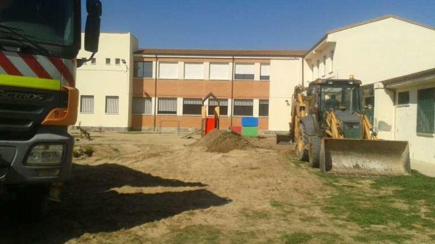 Obras en el patio del colegio de Villaralbo.