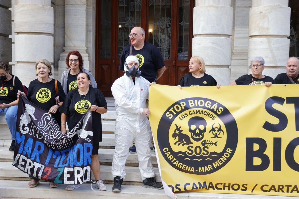 Protesta de los vecinos de Los Camachos contra la instalación de una planta de biogás en la puerta del Palacio Consistorial
