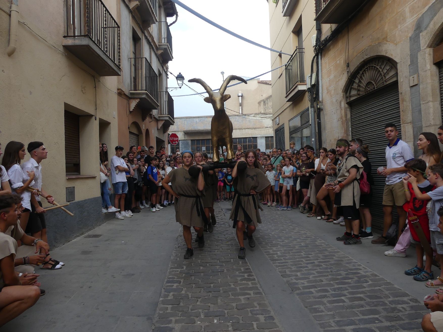 La Cabra d'Or omple de música i dansa el nucli antic de Moià