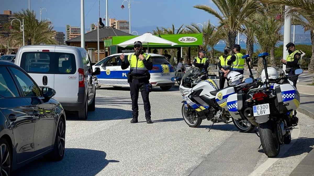 Un control de la Policía Local en la playa del Carabassí