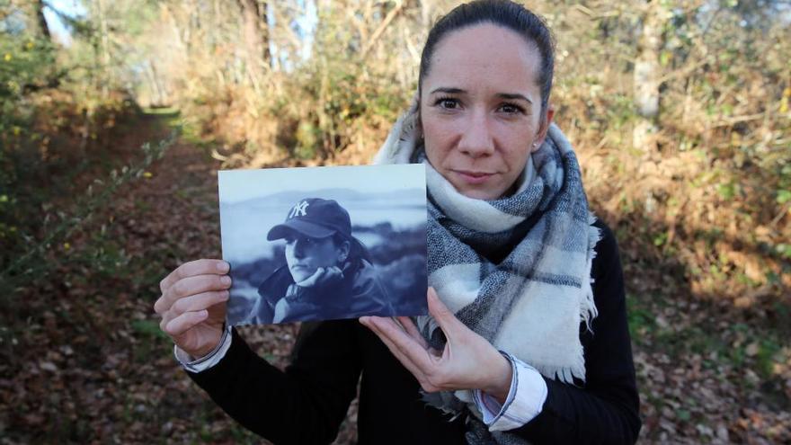 Rosa Fernández con una fotografía de su hermana Déborah. // Marta G. Brea