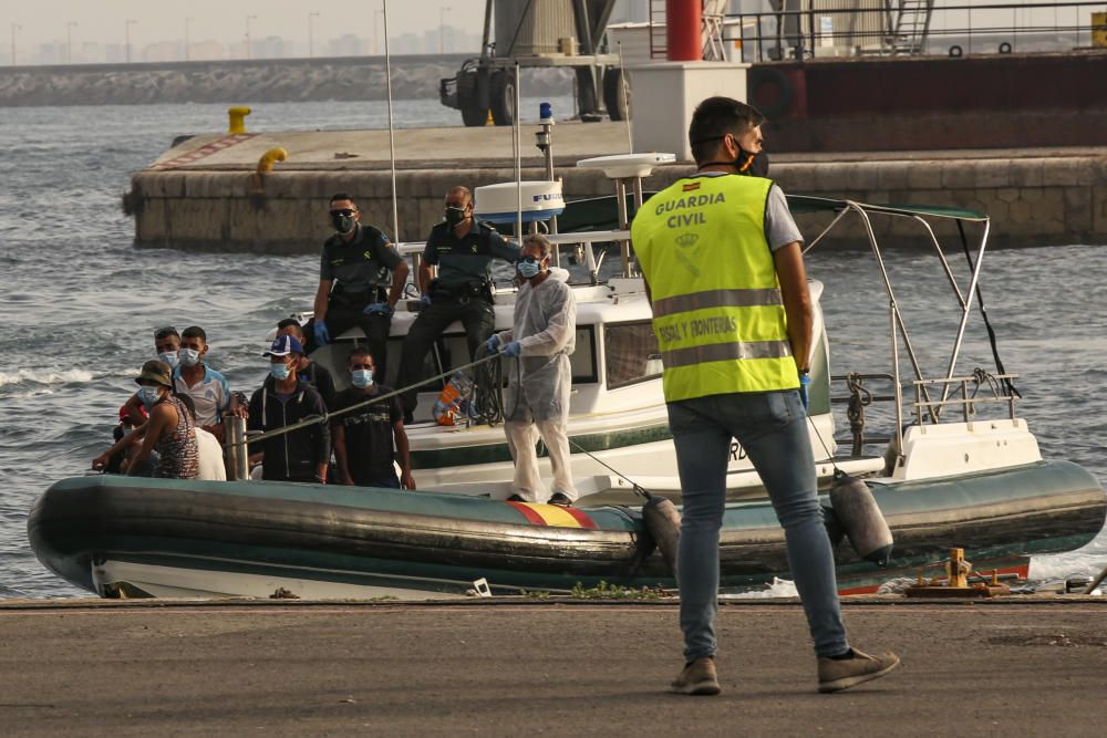 Una patera con unos nueve inmigrantes llega a Tabarca