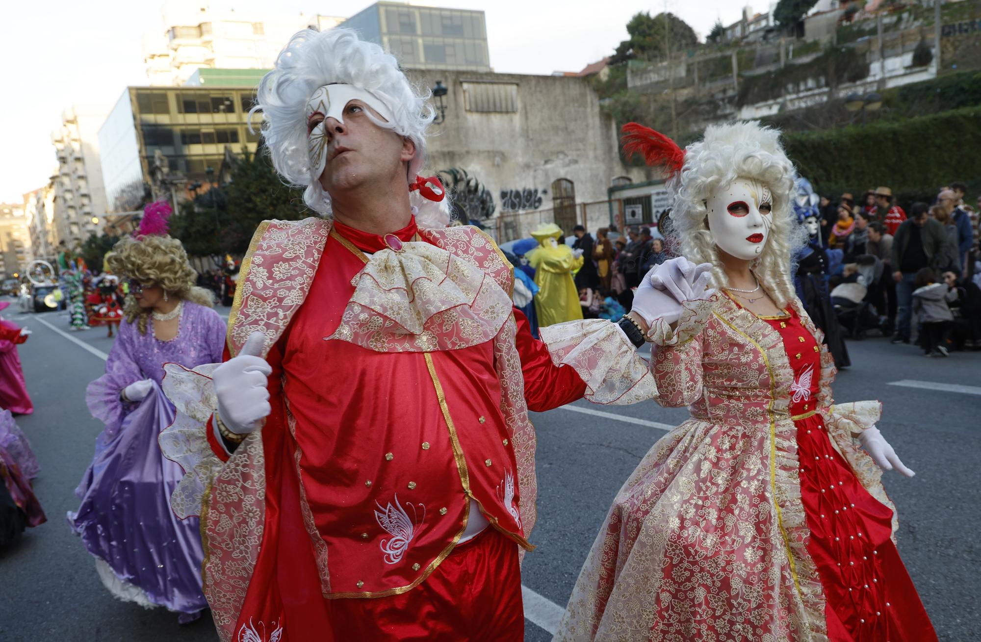 Máscaras, plumas y mucho brillo para disfrutar del fantástico mundo del entroido