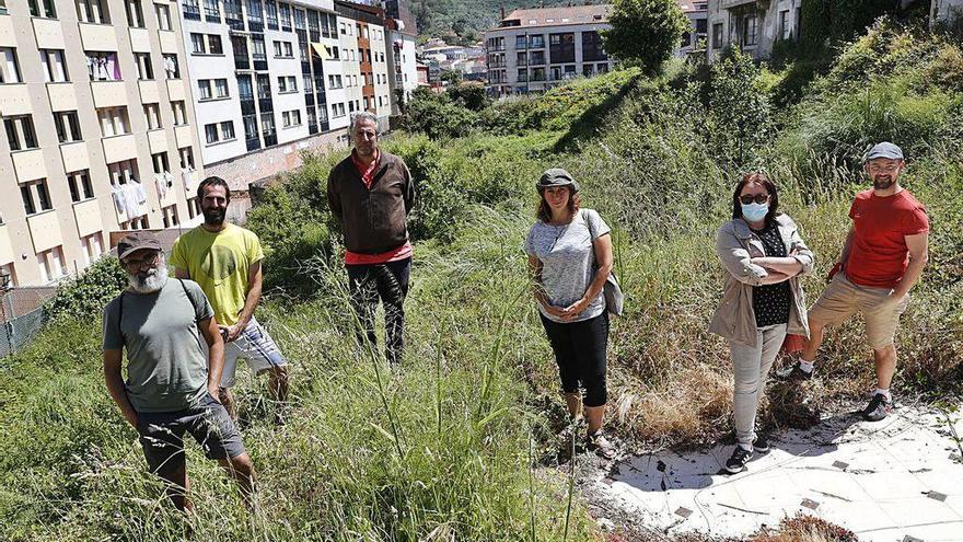 Miembros de Epona Terra con Raúl Guerrero, tercero por la izquierda, en el futuro huerto urbano.