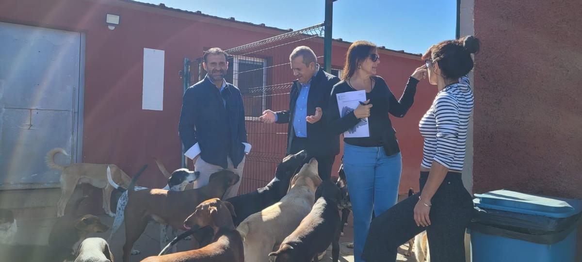 Los consejeros Manuel Fernández y Valentín González durante una visita al albergue de El Ravelo.