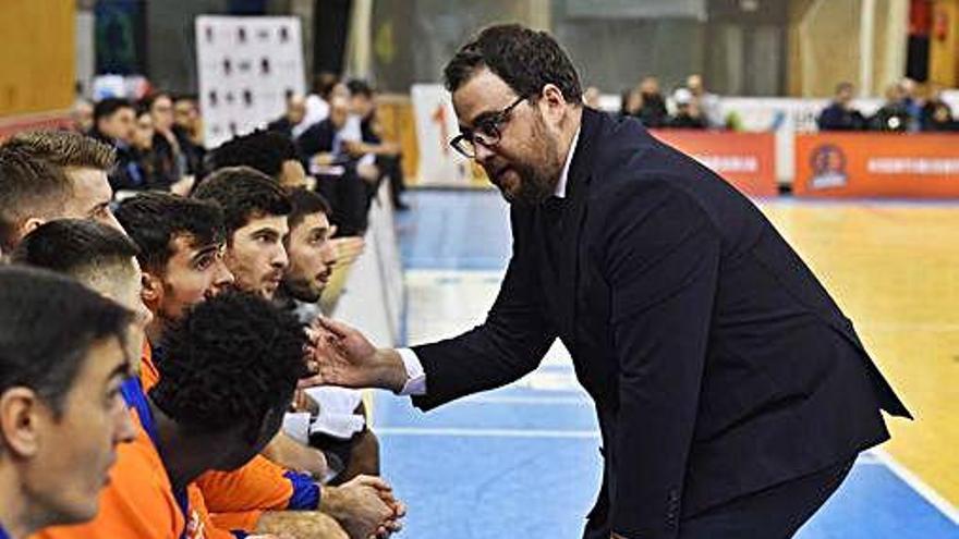 Sergio García habla con sus jugadores en un tiempo muerto del partido contra Palencia en Riazor.