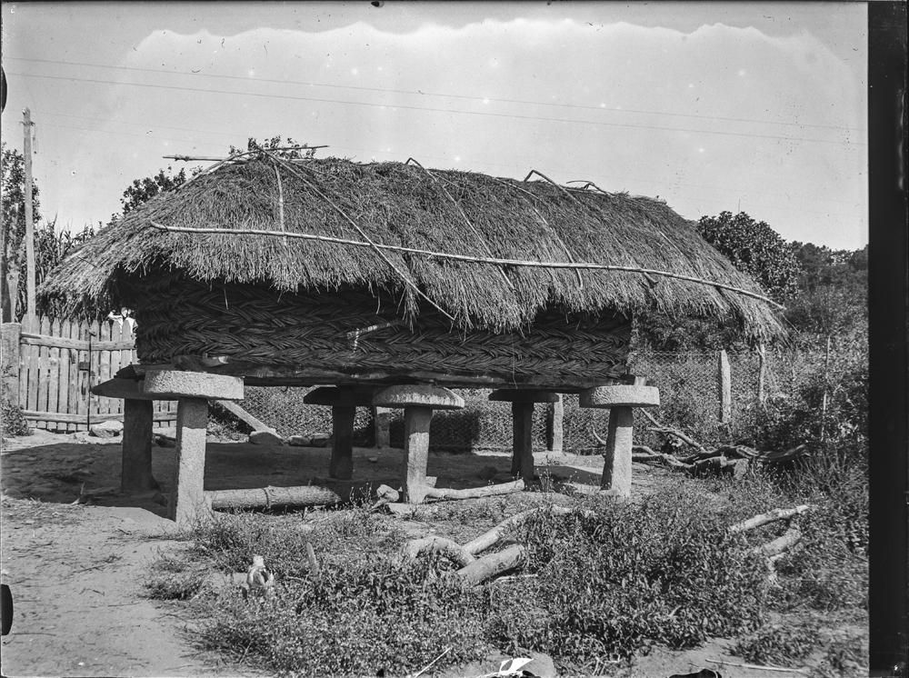 Un paseo histórico entre los hórreos de Combarro