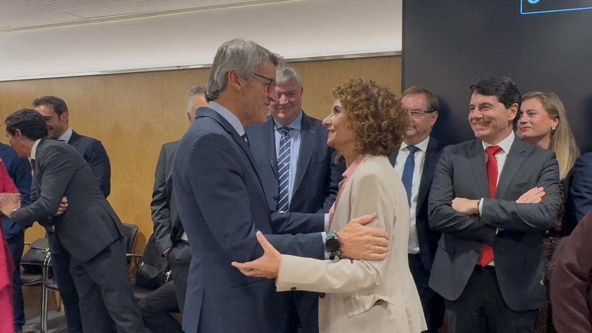 Luis Alberto Marín saluda a la ministra de Hacienda, María Jesús Montero.