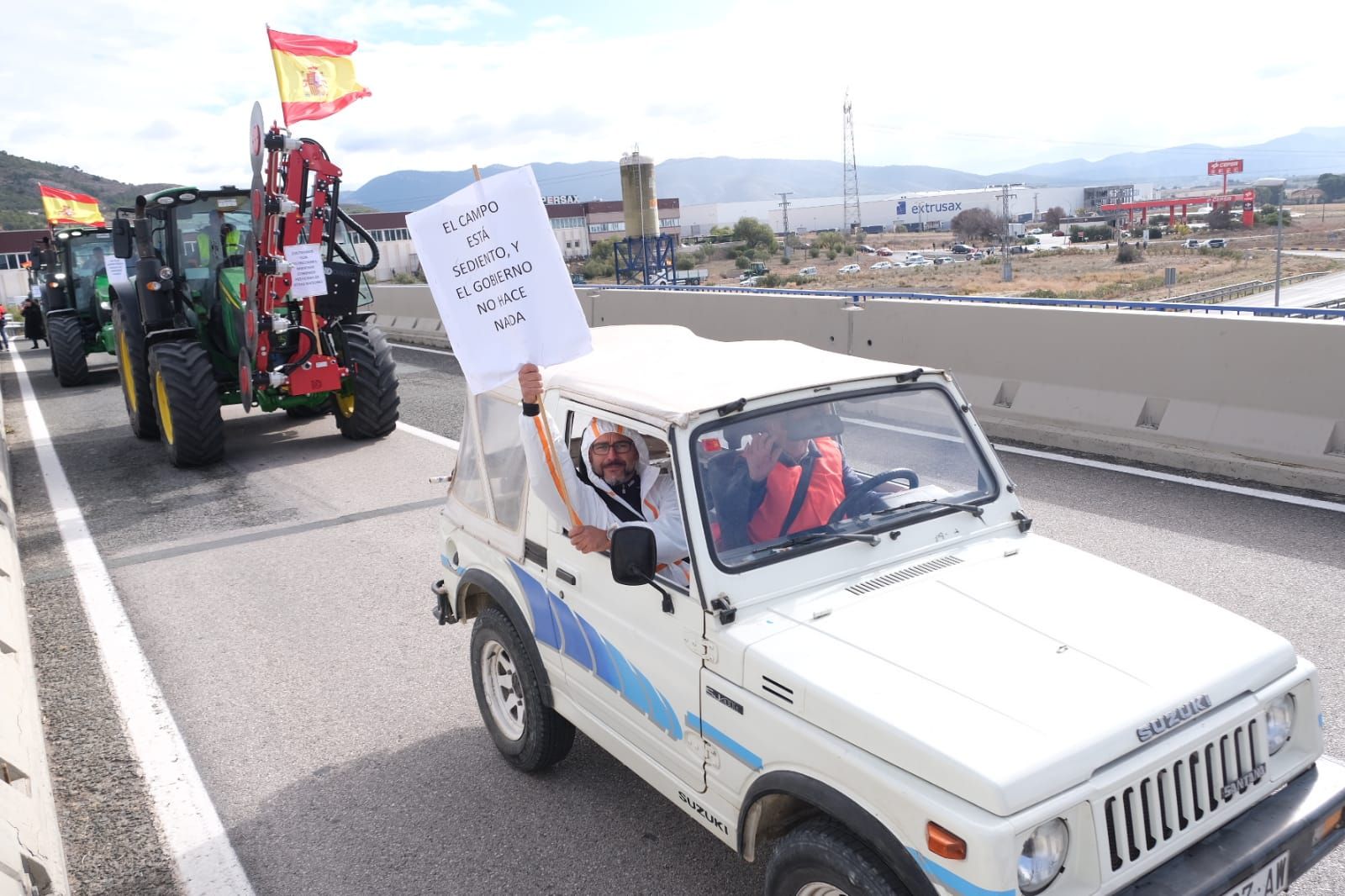 Los agricultores se concentran en tres comarcas de la provincia de Alicante en una tractorada por carreteras secundarias