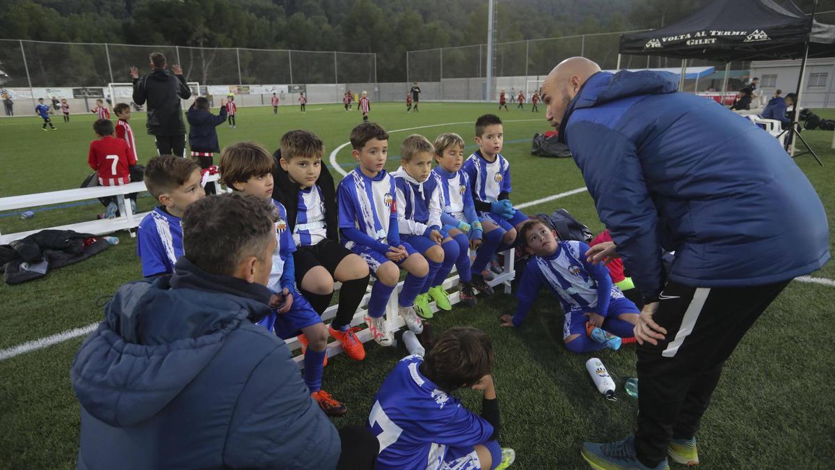 El entrenador da instrucciones al Atlético Gilet prebenjamín.