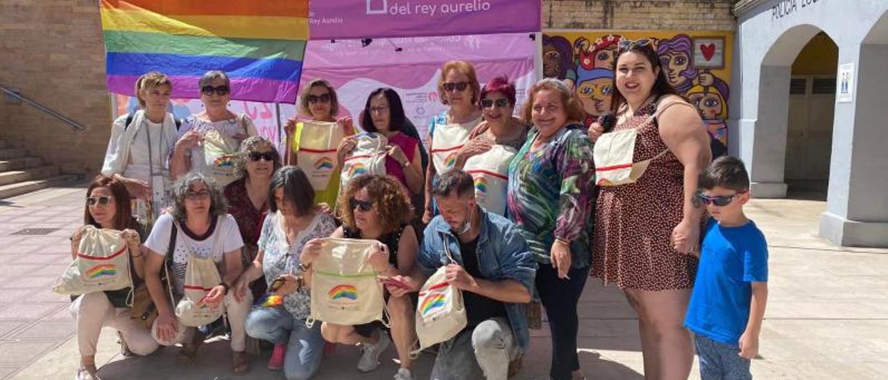 Arriba, el puesto de apoyo al colectivo LGTBI instalado en la plaza Ramón y Cajal de Sotrondio. Abajo, a la izquierda, la concentración en la plaza del ayuntamiento de Langreo. A la derecha, Gema Álvarez con la bandera arcoíris en Pola de Lena. | LNE