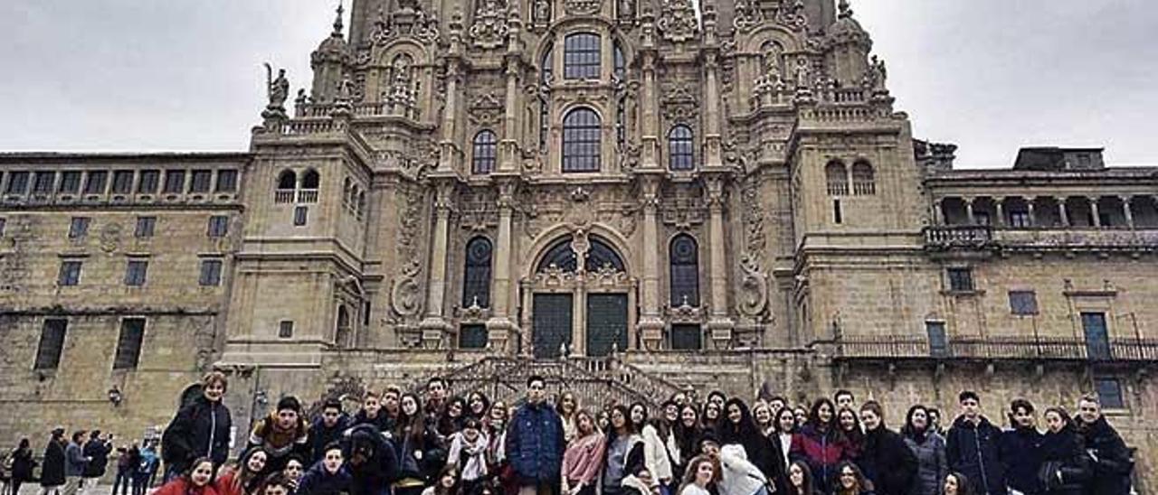 Davant la catedral de Santiago de Compostela.la, amb els alumnes de l&#039;IES Thader d&#039;Alacant.