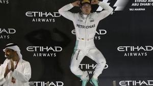 Eufórico 8 Rosberg salta de alegría en el podio tras ganar el Mundial.