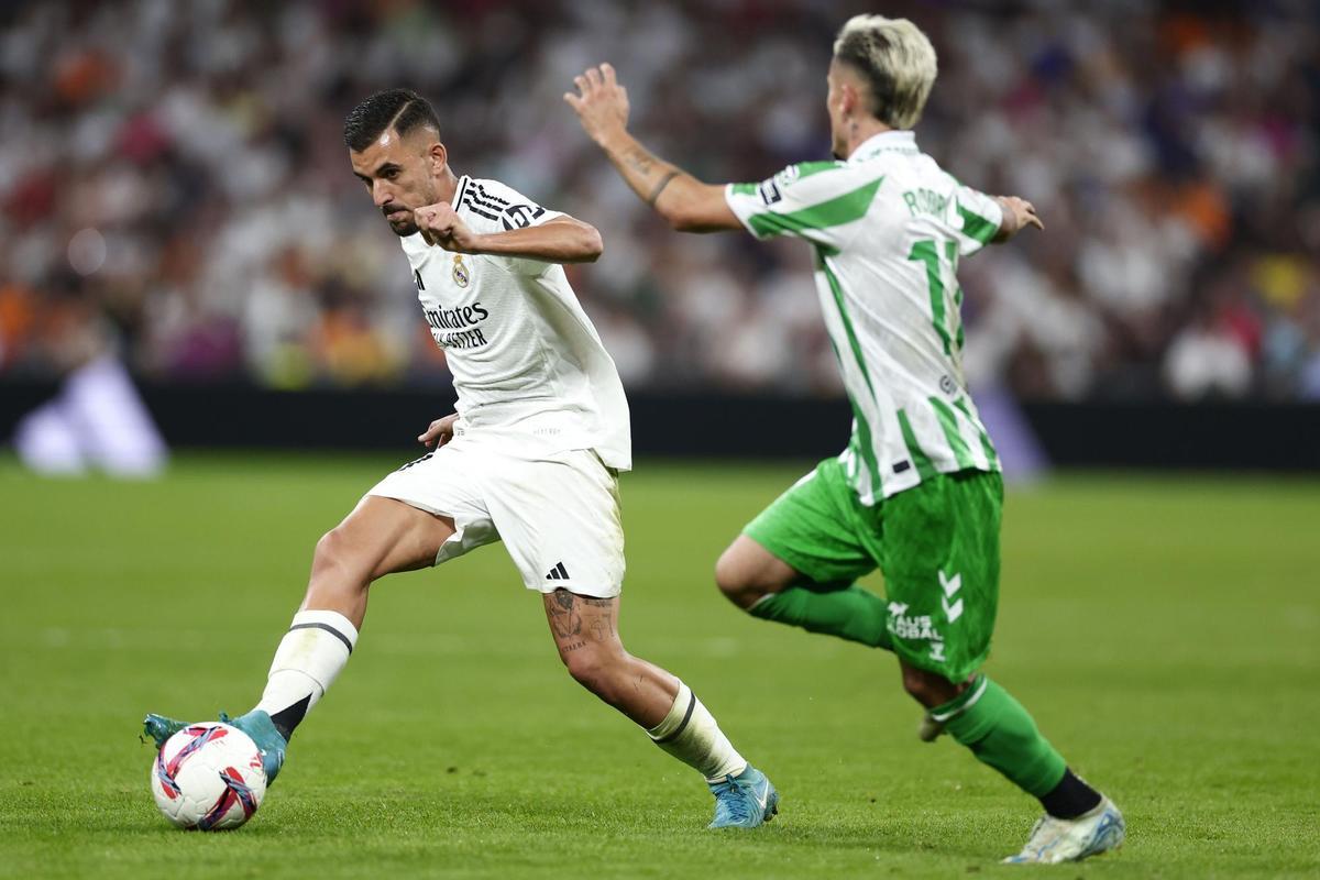 Dani Ceballos controla un balón frente a un rival en el Real Madrid - Betis.