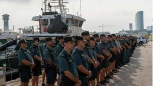 Efectius de la Guàrdia Civil al port de Barcelona, ahir. |  ERIC RENOM / LA PRESSE