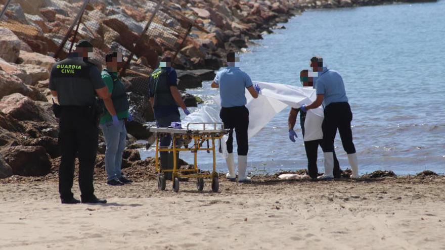 Investigan la muerte de una mujer hallada en la playa de Los Náufragos