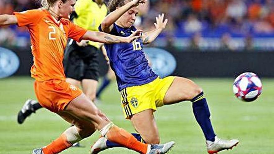 Una jugadora holandesa remata ante una rival.