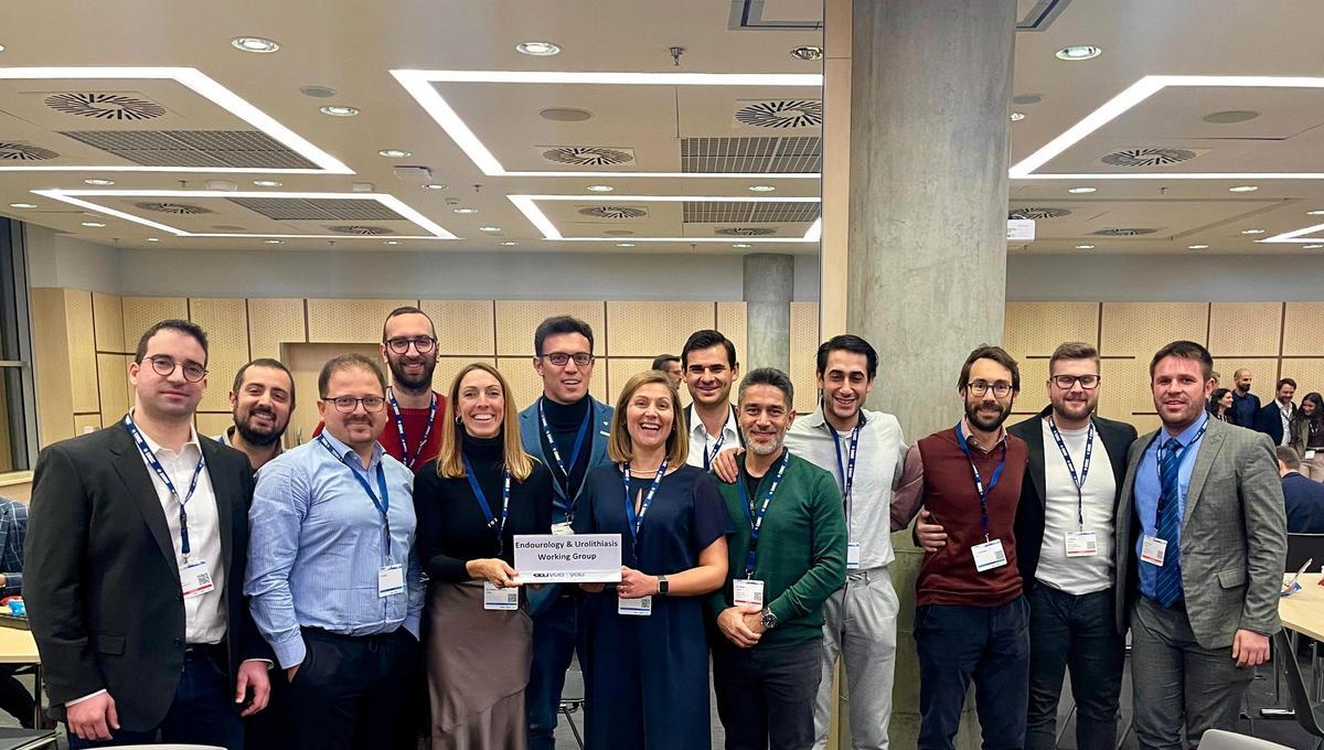 La jefa de Urología del Hospital del Vinalopó, Begoña Ballesta, con el equipo profesional formado y que ya preside