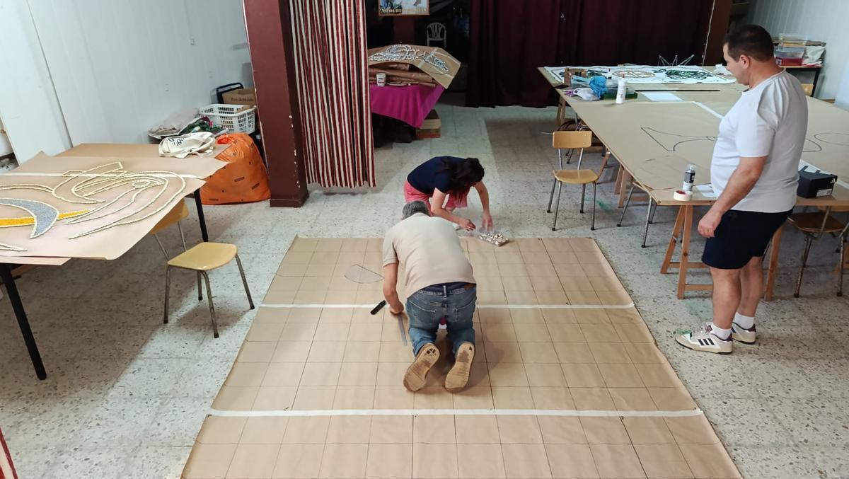 Los preparativos para las alfombras alrededor de la iglesia de Bueu