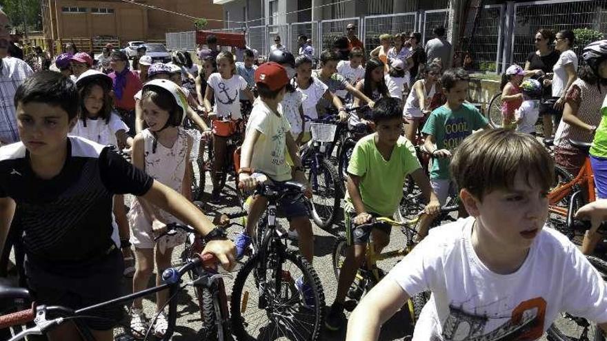 Carrera de cintas infantil en Santa Cristina ayer domingo.