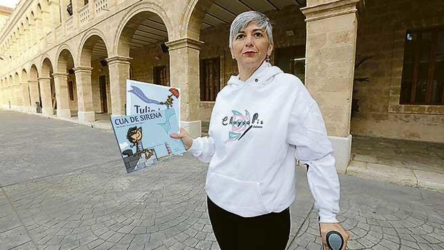 María Luisa Roza, ayer, con los dos cuentos en La Misericòrdia.