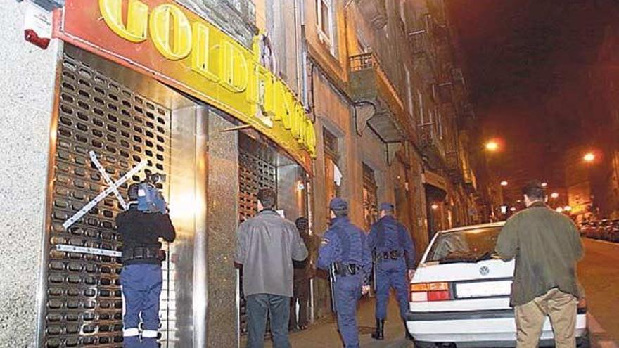 Momento en el que la Policía Nacional precinta el &quot;Goldfinger&quot; en febrero de 2004.  // FdV