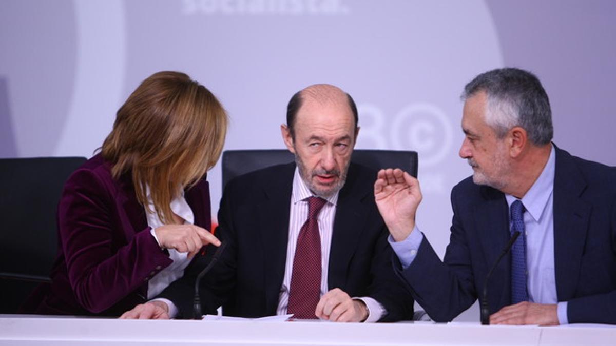 Rubalcaba entre Elena Valenciano y José Antonio Griñán, en la ejecutiva del PSOE.