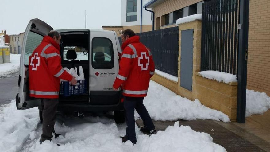 Voluntarios reparten comida caliente en Vilafranca, tras la nevada