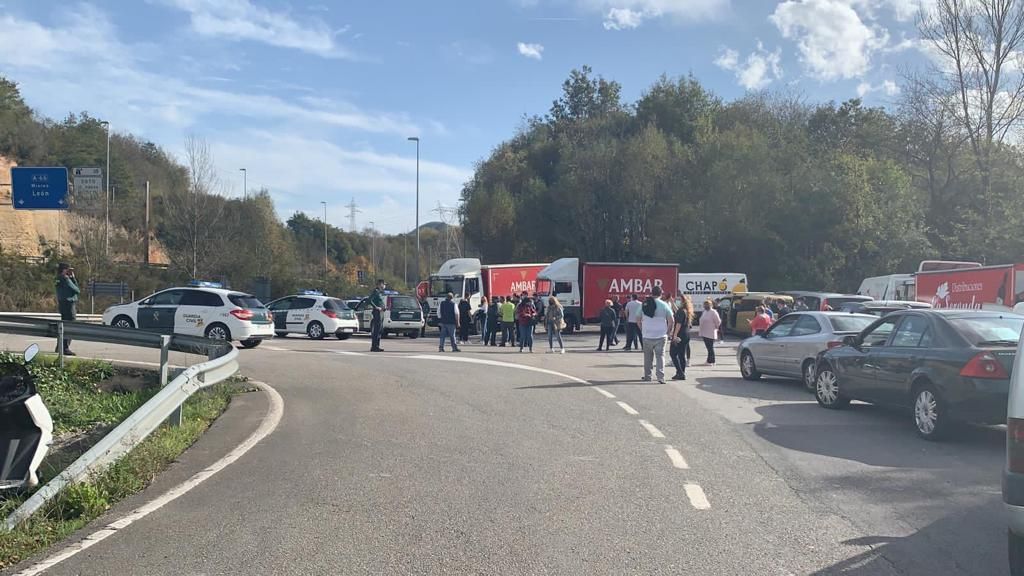 La protesta del comercio y la hostelería del Valle del Nalón no pudo llegar a Oviedo