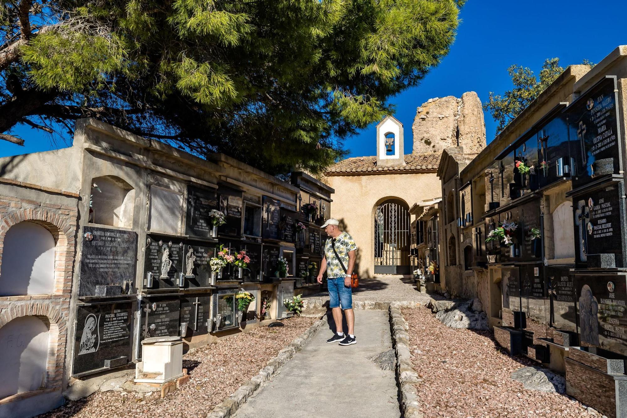 Cementerios como el antiguo de Polop, ya sin uso, el de Guadalest o el de Sella atraen a los visitantes por sus singularidades y el enclave en el que se ubican