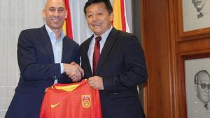 Luis Rubiales y Du Zhaocai, entonces presidente de la Federación China de Fútbol