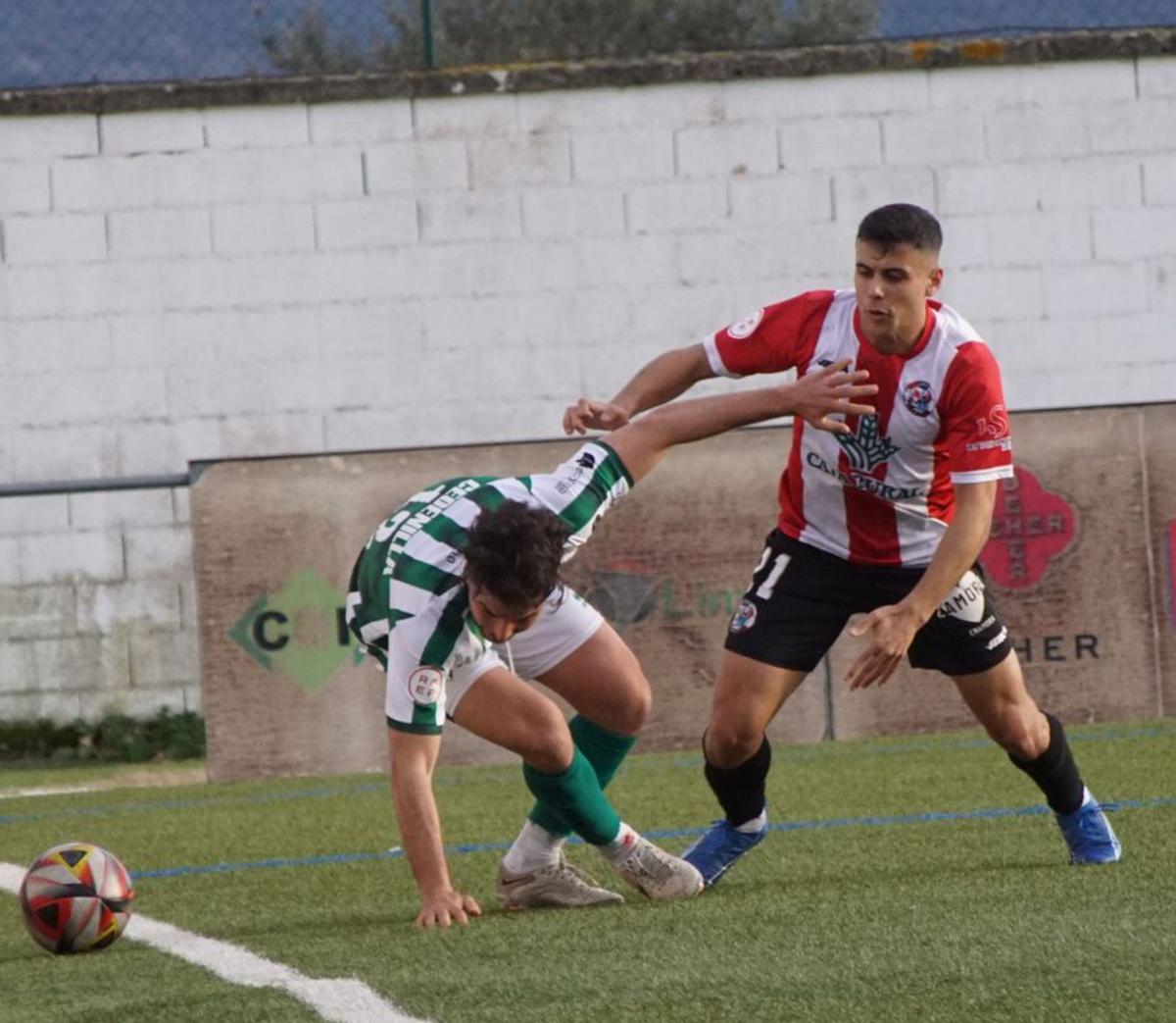 A la derecha, dos instantes del encuentro de ayer en Guijuelo. | |  AREA 11