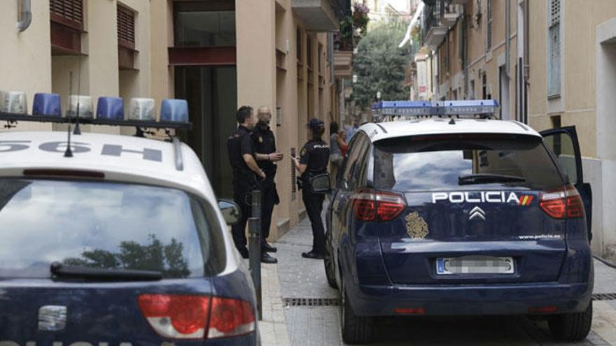 Hallan el cadáver de una anciana en el rellano de su casa en Palma