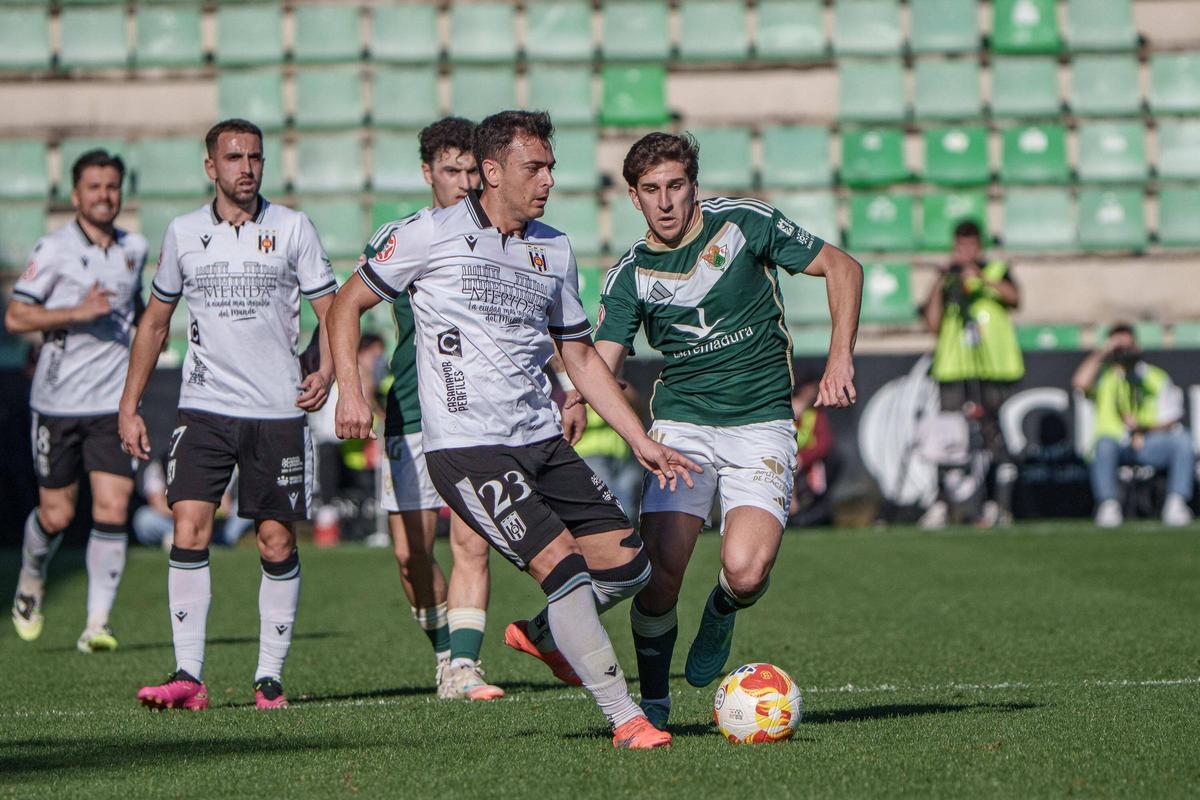 Fotogalería | El derbi Mérida-Cacereño, en imágenes