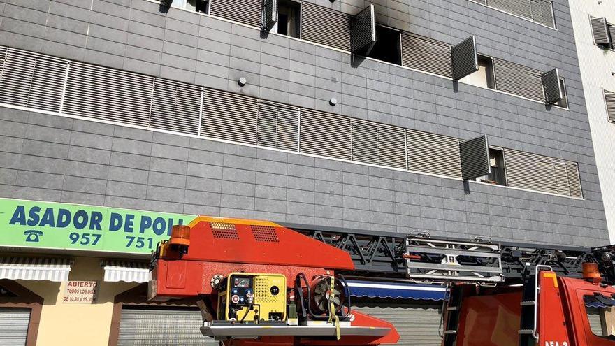 Un incendio calcina el salón de una vivienda en la zona de El Arenal