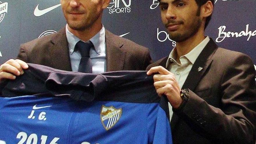 Javi Gracia junto a Nayef Al-Thani, el martes en el acto de su renovación.