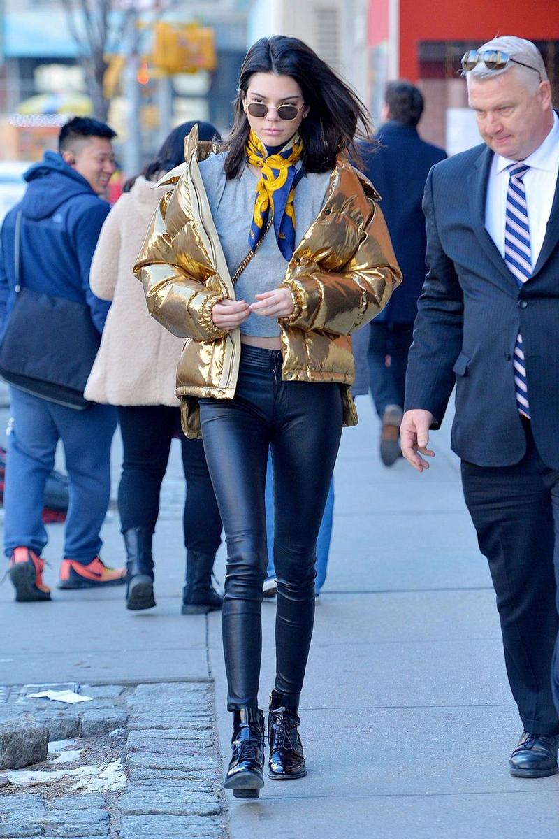 Kendall Jenner o la reina de las chaquetas metalizadas