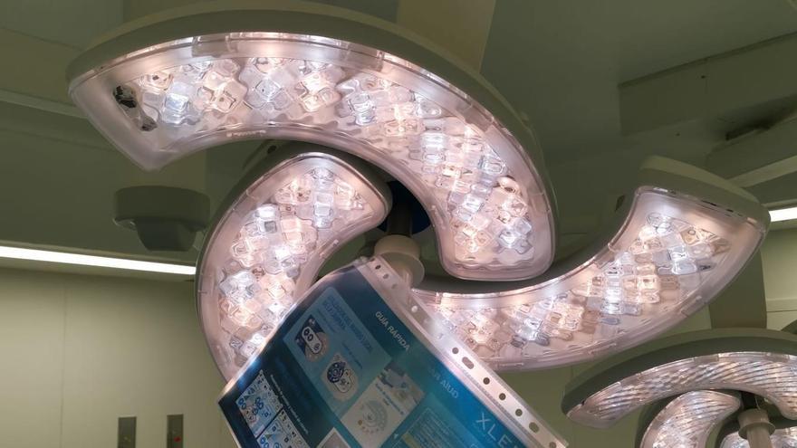 Una de las nuevas lámparas de quirófano