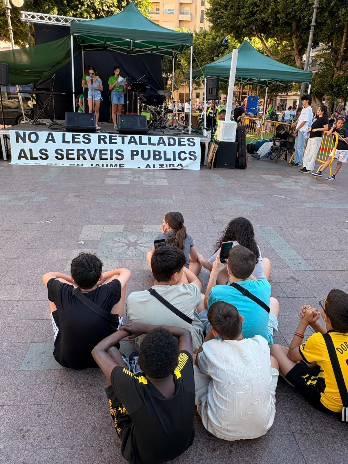 Lectura de poseía por dos alumnas del IES Josep Maria Parra.